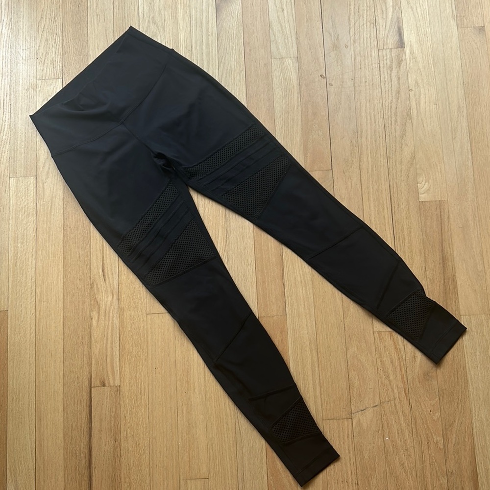 LULULEMON size 6 women’s black leggings with textured pattern
